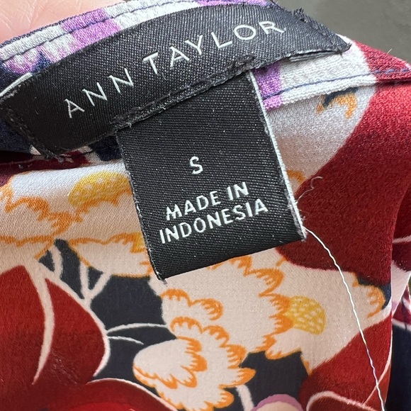 Ann Taylor Floral V Neck Blouse - Picture 6 of 13